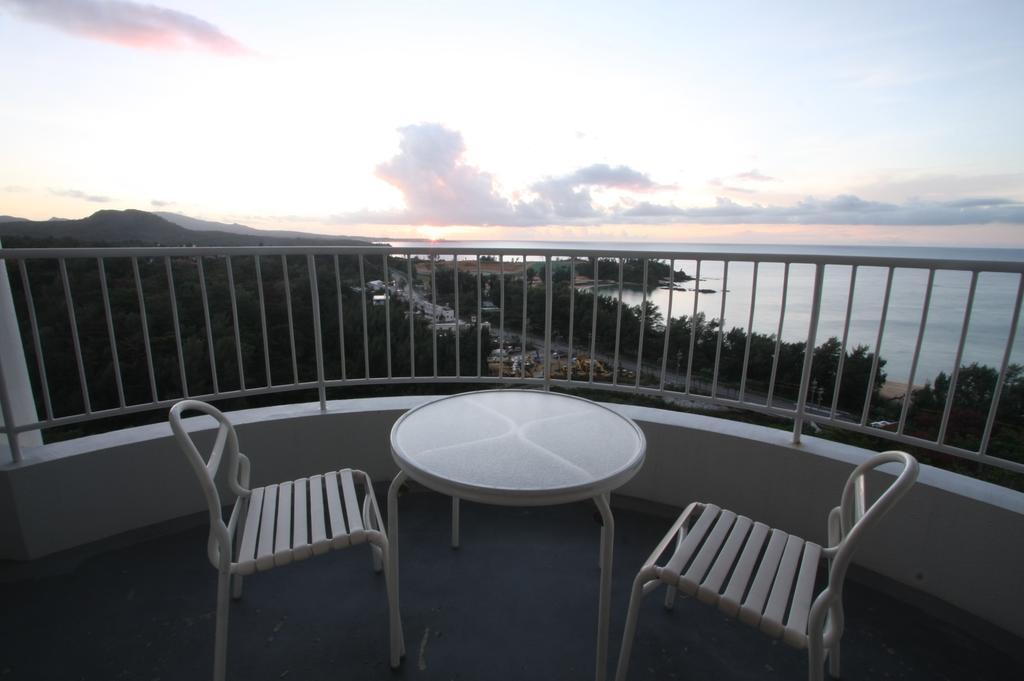 Okinawa Kariyushi Beach Resort Ocean Spa Onna Exteriör bild